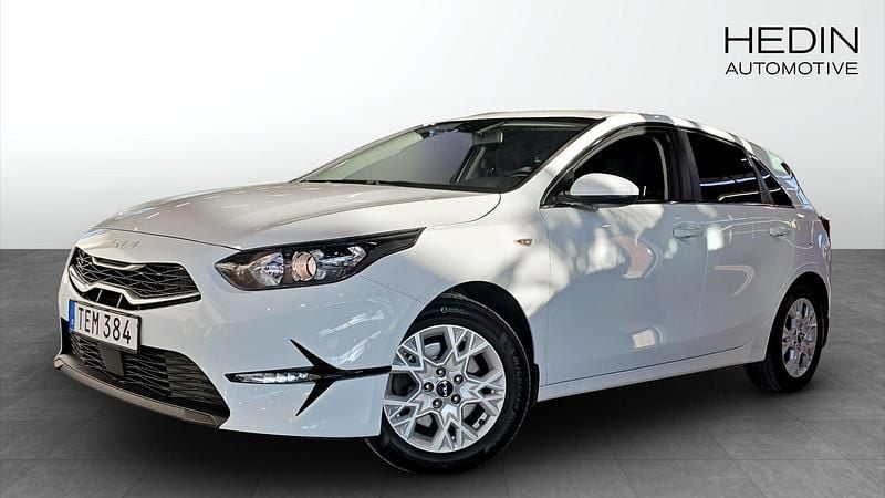 Vit Begagnad 2021 Kia Ceed Halvkombi | 169 900 kr (Superpris) - Bild 1/4