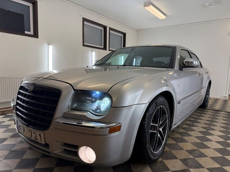 Silver Begagnad 2006 Chrysler 300C Sedan | 54 900 kr (Lite dyr) - Bild 1/4