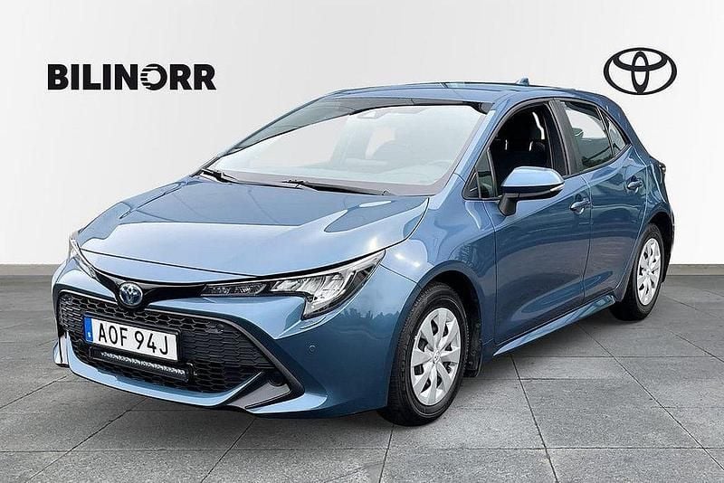 Blå Begagnad 2022 Toyota Corolla Hybrid Life Halvkombi | 229 900 kr (Marknadspris) - Bild 1/4