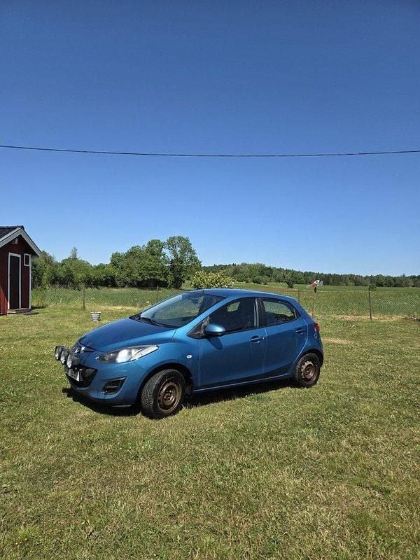 Blå Begagnad 2011 Mazda 2 Halvkombi | 10 000 kr (Marknadspris) - Bild 1/3