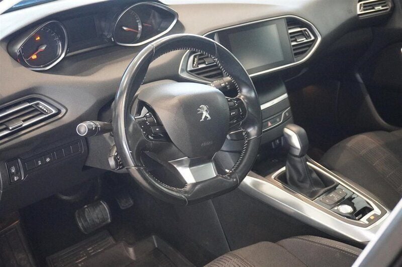 Begagnad Peugeot 308 Allure 120 HK (88 kW) 2017 Blå magnetic Kombi