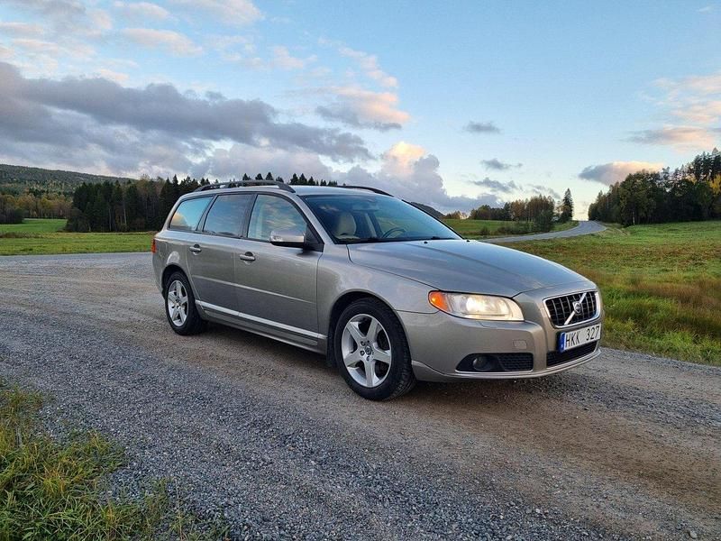 Brun Begagnad 2008 Volvo V70 Momentum Kombi | 53 000 kr (Marknadspris) - Bild 1/4