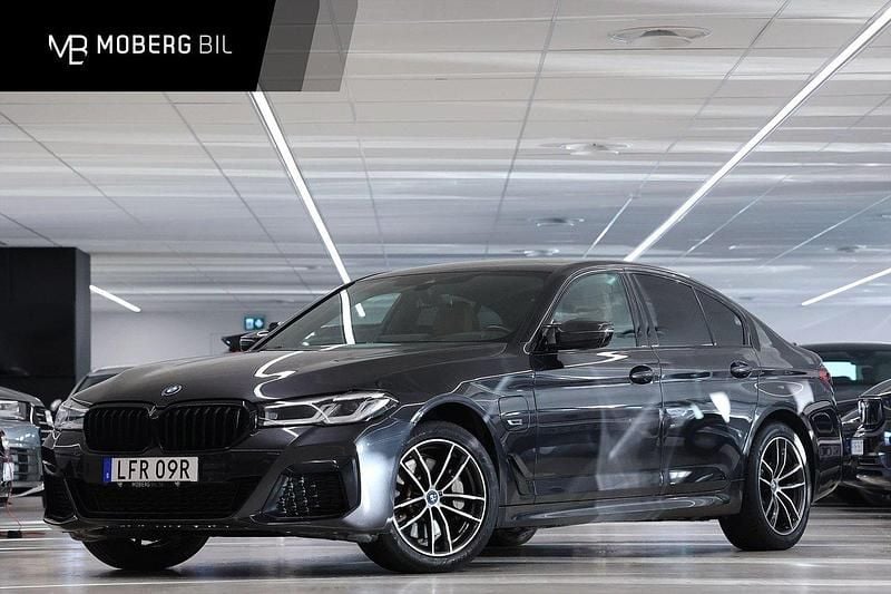 Grå Begagnad 2022 BMW 530e M Sport Sedan | 429 900 kr (Lite dyr) - Bild 1/3