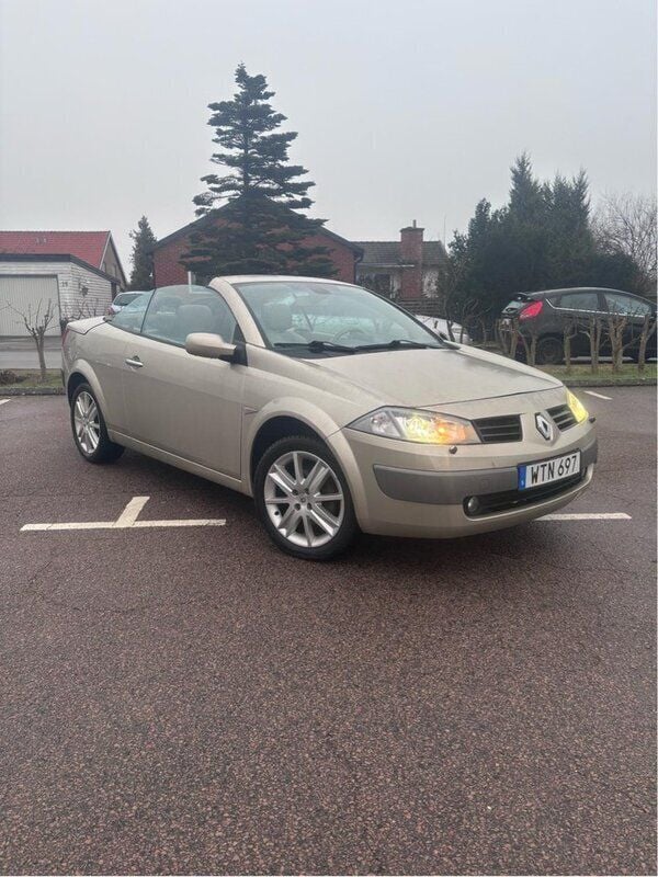 Grå Begagnad 2005 Renault Mégane Cabriolet Cab | 38 995 kr (Marknadspris) - Bild 1/4