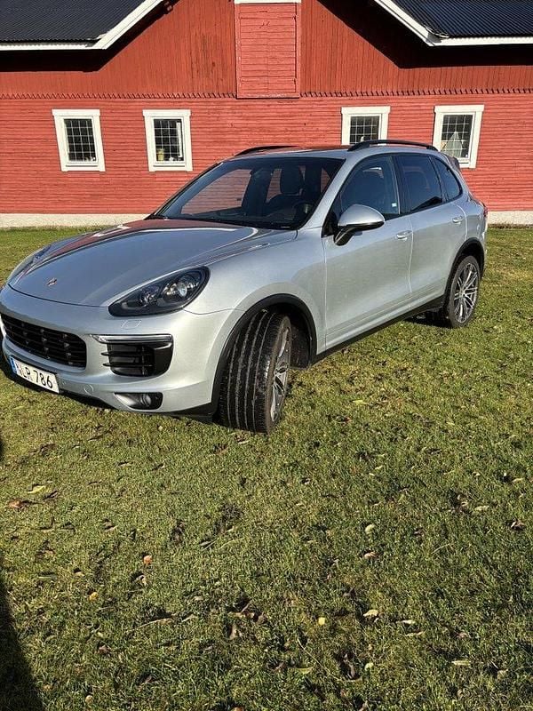Silver Begagnad 2016 Porsche Cayenne SUV | 369 000 kr (Marknadspris) - Bild 1/4