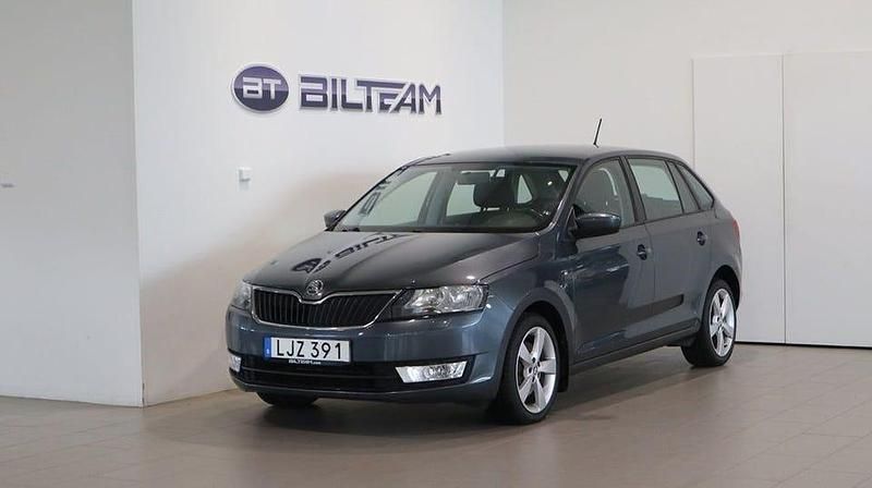 Grå Begagnad 2014 Skoda Rapid Elegance Halvkombi | 94 900 kr (Marknadspris) - Bild 1/4