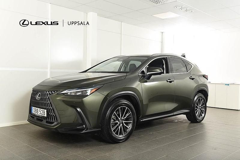 Grön Begagnad 2024 Lexus NX450h+ Business Edition SUV | 579 900 kr (Marknadspris) - Bild 1/4