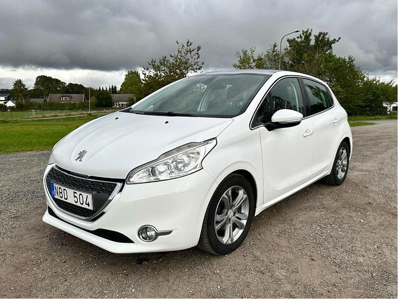 Vit Begagnad 2012 Peugeot 208 Halvkombi | 50 000 kr (Marknadspris) - Bild 1/4