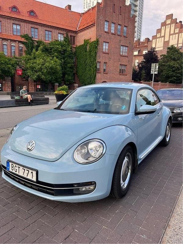 Blå Begagnad 2015 VW Beetle Halvkombi | 85 000 kr (Marknadspris) - Bild 1/4