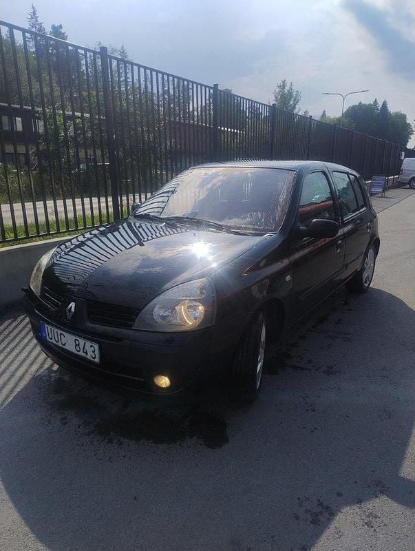 Svart Begagnad 2004 Renault Clio II Expression Halvkombi | 14 000 kr (Marknadspris) - Bild 1/4
