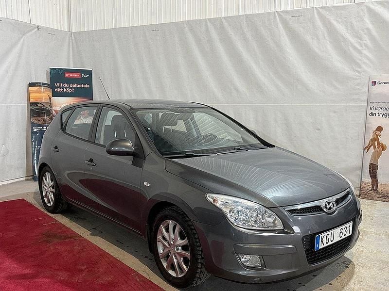 Grå Begagnad 2007 Hyundai i30 Halvkombi | 74 500 kr (Lite dyr) - Bild 1/4
