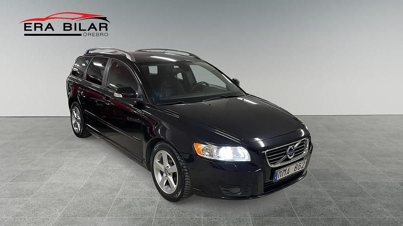 Svart Begagnad 2011 Volvo V50 Summum Kombi | 59 800 kr (Marknadspris) - Bild 1/4
