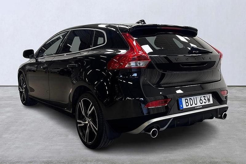 Begagnad Volvo V40 R-Design 151 HK (111 kW) 2019 Svart Halvkombi