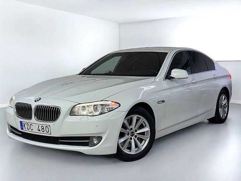 Vit Begagnad 2013 BMW 530 Sedan | 139 900 kr (Bra pris) - Bild 1/4