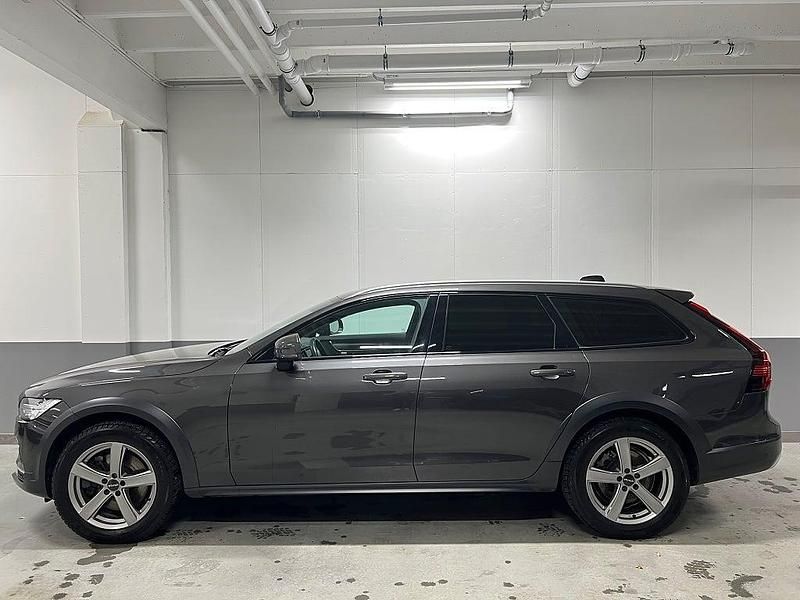 Begagnad Volvo V90 CC Momentum 197 HK (144 kW) 2021 Grå Kombi
