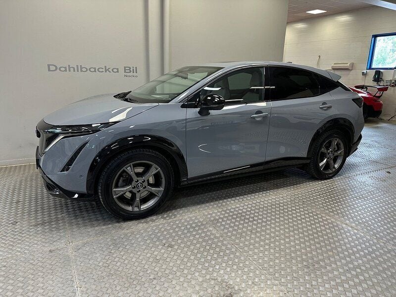 Ljusgrå Begagnad 2023 Nissan Ariya SUV | 495 000 kr (Marknadspris) - Bild 1/4
