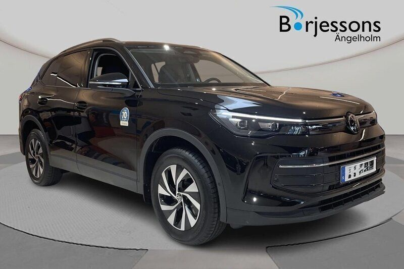 Svart Ny 2025 VW Tiguan Life SUV | 534 900 kr (Marknadspris) - Bild 1/4