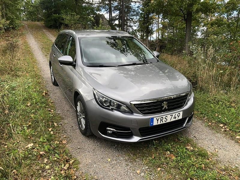 Grå Begagnad 2017 Peugeot 308 Allure Kombi | 99 500 kr (Marknadspris) - Bild 1/4