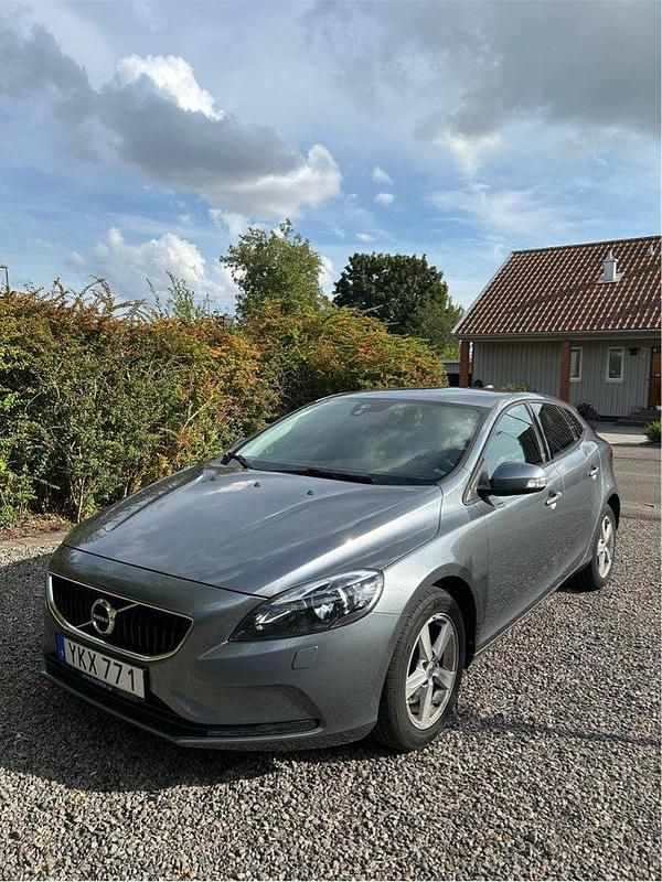Grå Begagnad 2017 Volvo V40 Kinetic Halvkombi | 129 999 kr (Marknadspris) - Bild 1/4