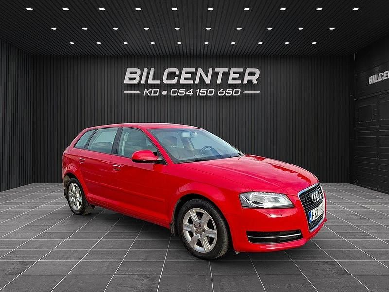 Röd Begagnad 2013 Audi A3 Sportback Attraction Halvkombi | 69 900 kr (Bra pris) - Bild 1/4