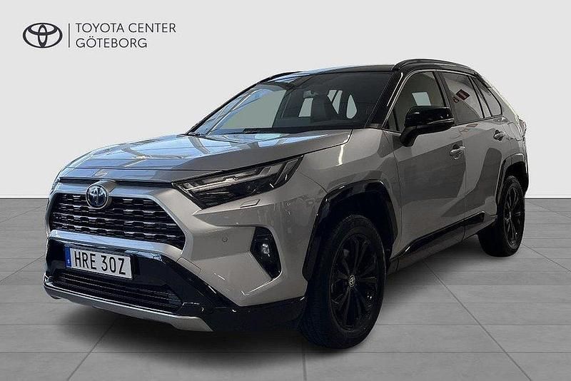 Grå Begagnad 2023 Toyota RAV4 Hybrid Style SUV | 439 900 kr (Marknadspris) - Bild 1/4
