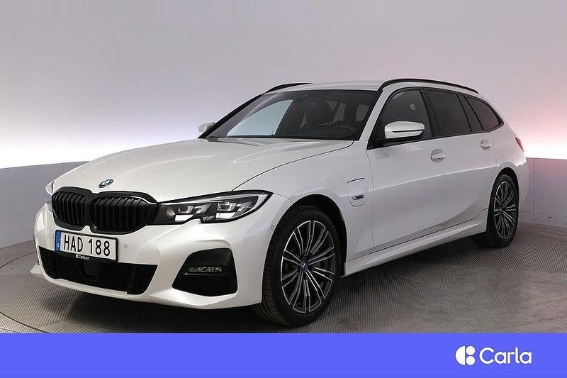Vit Begagnad 2022 BMW 330e M Sport Kombi | 372 900 kr (Marknadspris) - Bild 1/4