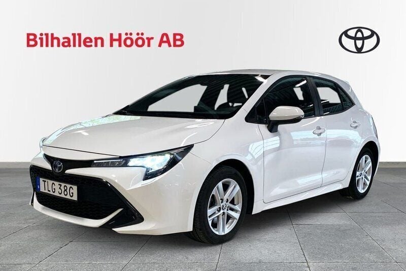 Vit Begagnad 2022 Toyota Corolla Hybrid Active Halvkombi | 229 900 kr (Marknadspris) - Bild 1/3
