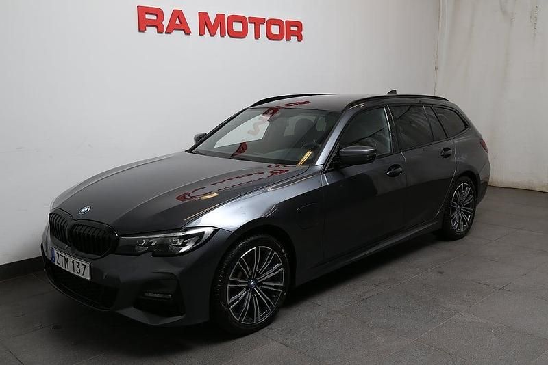 Grå Begagnad 2022 BMW 330e M Sport Kombi | 329 900 kr (Bra pris) - Bild 1/3
