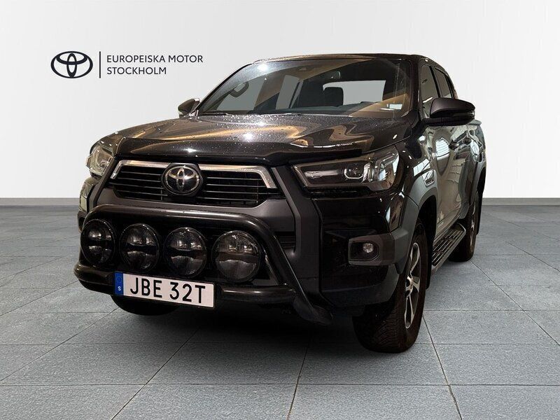 Svart Ny 2025 Toyota HiLux Comfort Pickup | 749 800 kr (Dyr) - Bild 1/4