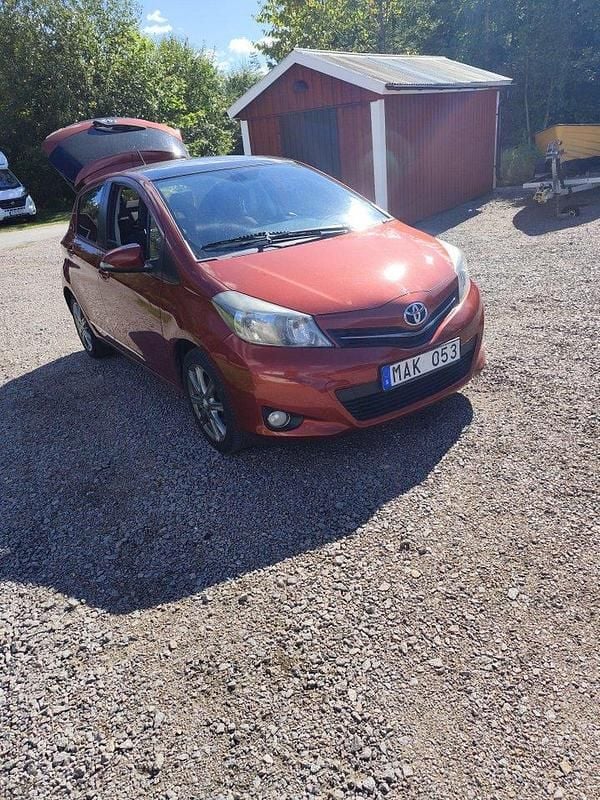 Röd Begagnad 2011 Toyota Yaris Multidrive S Halvkombi | 110 000 kr (Dyr) - Bild 1/4