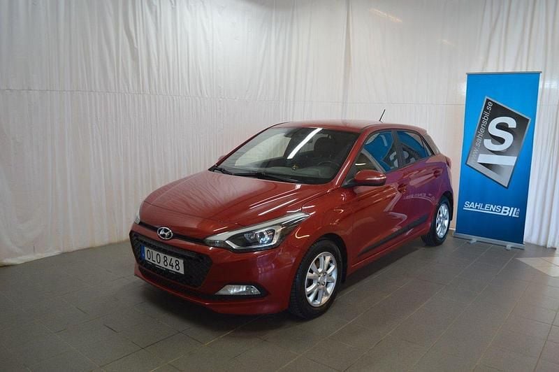 Röd Begagnad 2016 Hyundai i20 Comfort Halvkombi | 69 000 kr (Marknadspris) - Bild 1/4