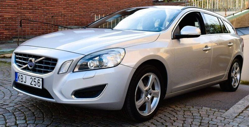 Silver Begagnad 2011 Volvo V60 Kombi | 105 800 kr (Marknadspris) - Bild 1/4