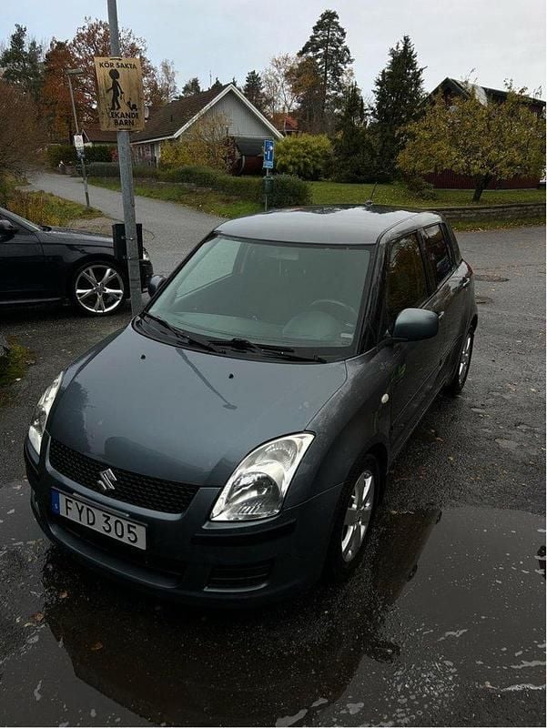 Grå Begagnad 2007 Suzuki Swift Halvkombi | 32 000 kr (Marknadspris) - Bild 1/4