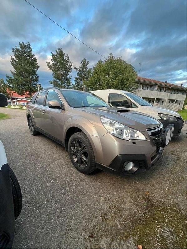Brun Begagnad 2014 Subaru Outback SUV | 95 000 kr (Marknadspris) - Bild 1/4