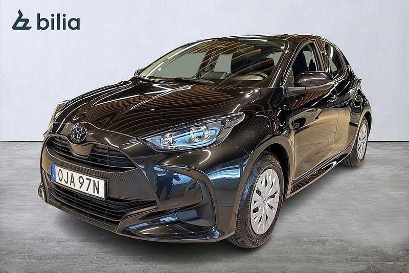 Svart Begagnad 2025 Toyota Yaris Hybrid Active Halvkombi | 239 900 kr (Marknadspris) - Bild 1/3