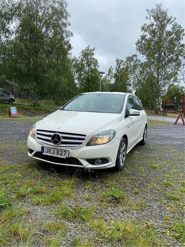 Vit Begagnad 2012 Mercedes B180 Minibuss | 82 500 kr (Marknadspris) - Bild 1/4