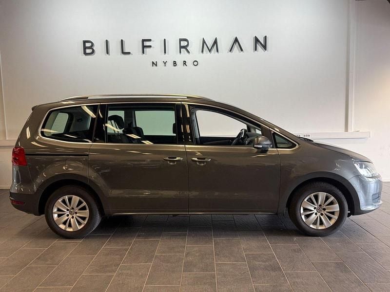 Grå Begagnad 2013 VW Sharan Minibuss | 89 900 kr (Marknadspris) - Bild 1/4