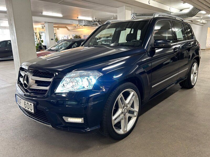 Mörkblå Begagnad 2011 Mercedes GLK220 AMG line SUV | 140 000 kr - Bild 1/4