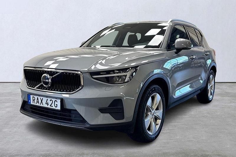 Grå Begagnad 2023 Volvo XC40 Core SUV | 349 900 kr (Marknadspris) - Bild 1/4