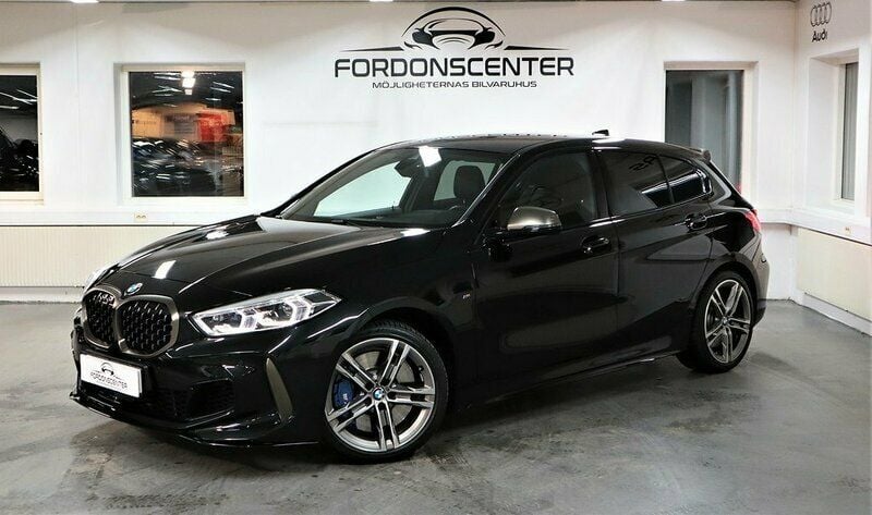Begagnad 2020 BMW M135 M Sport Halvkombi | 449 900 kr (Dyr) - Bild 1/4
