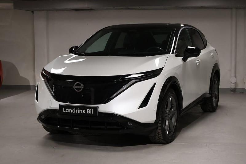 Begagnad Nissan Ariya Evolve 177 kW (242 HK) 2023 Vit metallic/svart tak SUV