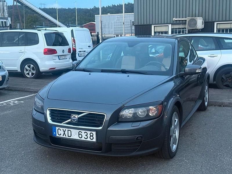 Grå Begagnad 2009 Volvo C30 Kinetic Halvkombi | 49 990 kr (Bra pris) - Bild 1/4
