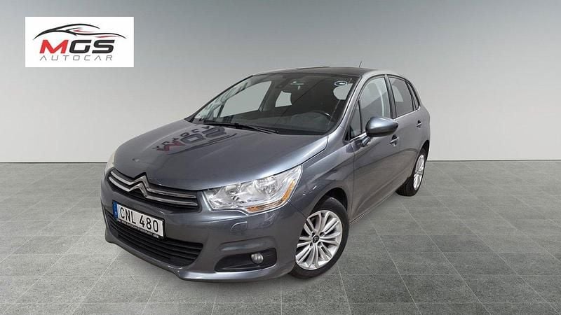 Grå Begagnad 2011 Citroën C4 Halvkombi | 66 900 kr (Marknadspris) - Bild 1/4