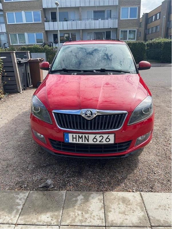 Röd Begagnad 2015 Skoda Fabia Ambiente Halvkombi | 59 900 kr (Marknadspris) - Bild 1/4