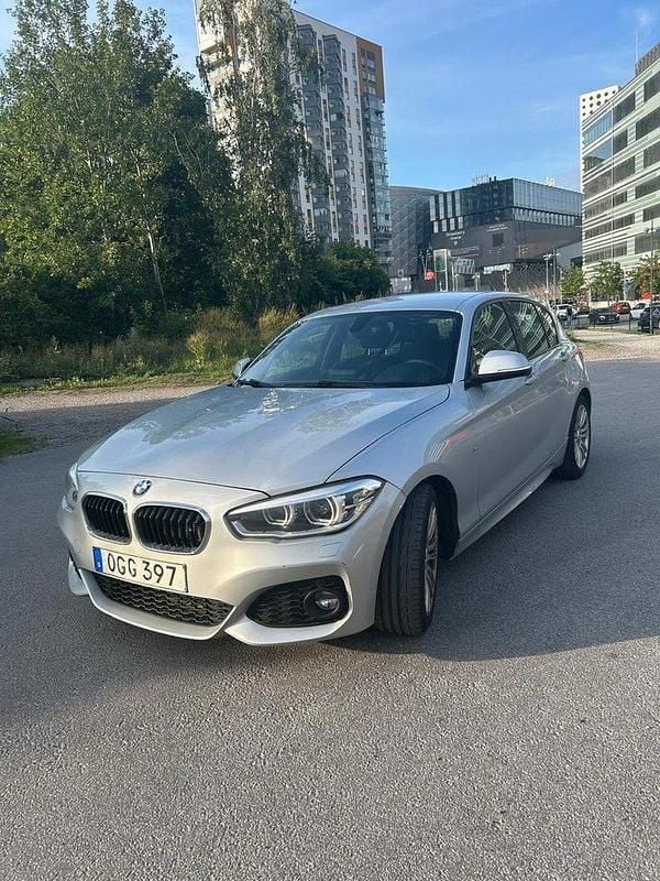 Silver Begagnad 2017 BMW 116 M Sport Halvkombi | 150 000 kr (Bra pris) - Bild 1/4