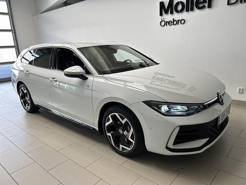 Vit (pure white) Begagnad 2024 VW Passat R-line Kombi | 438 900 kr (Superpris) - Bild 1/4