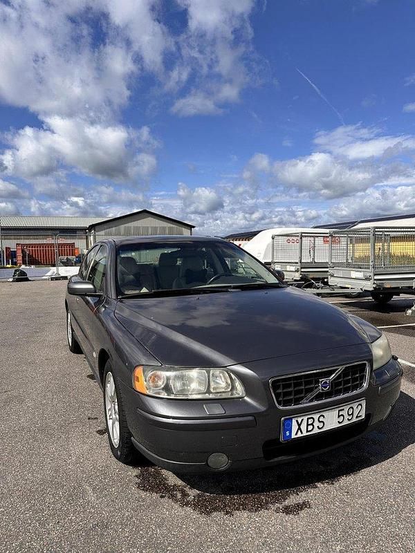 Grå Begagnad 2006 Volvo S60 Kinetic Sedan | 53 000 kr (Marknadspris) - Bild 1/4