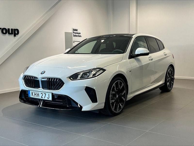 Vit Begagnad 2024 BMW 120 M Sport Halvkombi | 409 900 kr (Dyr) - Bild 1/4