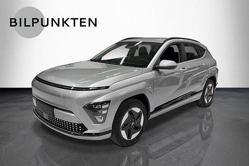 Shimmering silver metallic Ny 2026 Hyundai Kona Essential SUV | 492 400 kr (Lite dyr) - Bild 1/4
