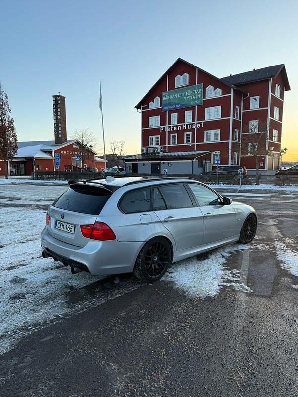 Begagnad BMW 330 245 HK (180 kW) 2010 Titansilver Kombi